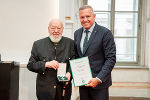 Reinhold Reimann hat bewiesen, dass wissenschaftliche Qualität, sozialer Einsatz und gesellschaftliches Engagement Hand in Hand gehen. © Land Steiermark/Robert Binder; Verwendung bei Quellenangabe honorarfrei Reinhold Reimann hat bewiesen, dass wissenschaftliche Qualität, sozialer Einsatz und gesellschaftliches Engagement Hand in Hand gehen.