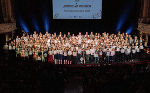Gruppenbild der Ausgezeichneten sowie der Ehrengäste auf der Bühne der Oper Graz  © Freiberger