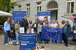 Feier zum Europatag am Grazer Tummelplatz: Die Organisatoren und Netzwerkpartner vor dem Akademischen Gymnasium