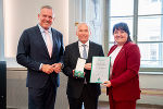 Landeshauptmann Mario Kunasek (l.) und Landeshauptmann-Stellvertreterin Manuela Khom (r.) überreichten Christian Purrer das Große Goldene Ehrenzeichen des Landes Steiermark.  © Land Steiermark/Streibl; bei Quellenangabe honorarfrei