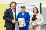 Landeshauptmann-Stellvertreterin Manuela Khom (Mitte) präsentierte heute Vormittag gemeinsam mit A9-Chef Patrick Schnabl und Maria Elßer von der A9 den FairStyria-Bildungskatalog © Land Steiermark/Robert Binder; bei Quellenangabe honorarfrei