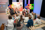 LH-Stv. Manuela Khom nutzte den Auftakt gleich dazu, Kindern vorzulesen. © Land Steiermark/Robert Binder; bei Quellenangabe honorarfrei LH-Stv. Manuela Khom nutzte den Auftakt gleich dazu, Kindern vorzulesen.