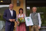 LH Mario Kunsek überreichte an Angelika und Robert Holosch das steirische Landeswappen (v.l.) © Foto: Land Steierrmark/PeterMitteregger; bei Quellenangabe honorarfrei