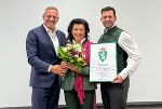 LH Mario Kunasek überreichte an Anita Frauwallner und ihren Sohn Bernd Assinger das steirische Landeswappen (v.l.) © Land Steiermark/Livia Harzl; bei Quellenangabe honorarfrei LH Mario Kunasek überreichte an Anita Frauwallner und ihren Sohn Bernd Assinger das steirische Landeswappen (v.l.)
