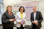 Direktorin Katharina Kocher-Lichem, LAbg. Sandra Holasek und Kurator Markus Kostajnsek (v.l.) © Land Steiermark/Robert Frankl; Verwendung bei Quellenangabe honorarfrei Direktorin Katharina Kocher-Lichem, LAbg. Sandra Holasek und Kurator Markus Kostajnsek (v.l.)
