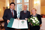 Ehrenringverleihung am 6. Oktober 2008: LH Franz Voves mit Alfred Stingl und dessen Gattin Elli (v.l.) © Land Steiermark/Robert Frankl; Verwendung bei Quellenangabe honorarfrei
