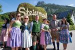 65. Narzissenfest: LH Mario Kunasek, LH-Stv. Manuela Khom und Bgm. Gerald Loitzl (Altaussee) mit Besucherinnen des Fests. © Land Steiermark; Verwendung bei Quellenangabe honorarfrei 65. Narzissenfest: LH Mario Kunasek, LH-Stv. Manuela Khom und Bgm. Gerald Loitzl (Altaussee) mit Besucherinnen des Fests.