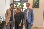 Landesrat Stefan Hermann (r.) gratuliert Ortskernkoordinator Stefan Spindler und AL-Stv. Sylvia Trattner-Jakob  © Büro LR Hermann