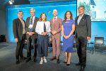 Edwin Schäffer vom Österreichischen Integrationsfonds; Matthias Beck, Theologe und Ethiker; Claudia Plakolm, Europaministerin; Wirtschafts- und Wissenschaftslandesrat Willibald Ehrenhöfer; Monika Köppl-Turyna, Ökonomin und Direktorin ECOAustria; Geist & Gegenwart-Koordinator Herwig Hösele (v.l.) © Foto: Club Alpbach Steiermark/Foto Fischer; bei Quellenangabe honorarfrei