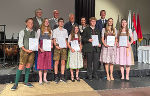 Direktor Eduard Lanner (2. Reihe, 1. v. l.) Bildungsdirektorin Meixner (2. Reihe, 4. v. l.) sowie Landesrat Hermann (2. Reihe, r.) mit einem Teil der ausgezeichneten Musikschüler 