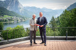 Landeshauptmann Wilfried Haslauer übergibt das Staffelholz des LH-Konferenz-Vorsitzes am Grundlsee an Landeshauptmann Mario Kunasek © Foto: Land Steiermark/Streibl; bei Quellenangabe honorarfrei