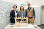 Unser Boden - eine Ressource, die schützt: Landesrätin Simone Schmiedtbauer (M.) präsentierte gemeinsam LWK-Vizepräsidentin Maria Pein und Jochen Buchmaier von Humus+ steirische Maßnahmen gegen Klimafolgen durch Boden- und Wasserschutz. © Land Steiermark/Robert Binder; Verwendung bei Quellenangabe honorarfrei
