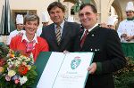 Landeshauptmann Mag. Franz Voves gratuliert Günther und Doris Huber. Foto: Stuhlhofer 