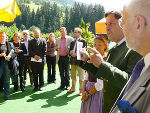 Landeshauptmann Mag. Franz Voves und Dr. Erhard Busek, Präsident des Forums Alpbach, im Kreise der steirischen Teilnehmer am Forum Alpbach, 2. v.l: Landesrätin Mag. Kristina Edlinger Ploder Foto: Forum Alpbach
